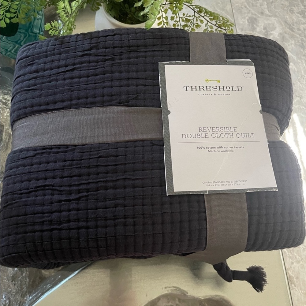 King.New. Beautiful 💯 % Cotton Quilt by Threshold Collection